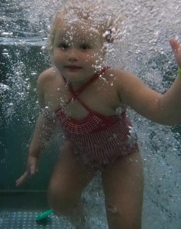 Mille på småbarnsvømming